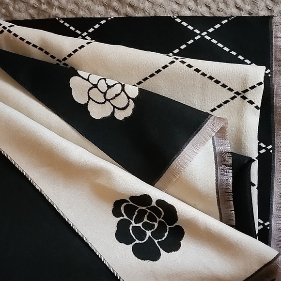 Double Sided Pashmina Shawl Scarf NWOT - Picture 3 of 3